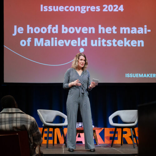 Dagvoorzitter Marit Holman tijdens het Issuecongres van Issuemakers