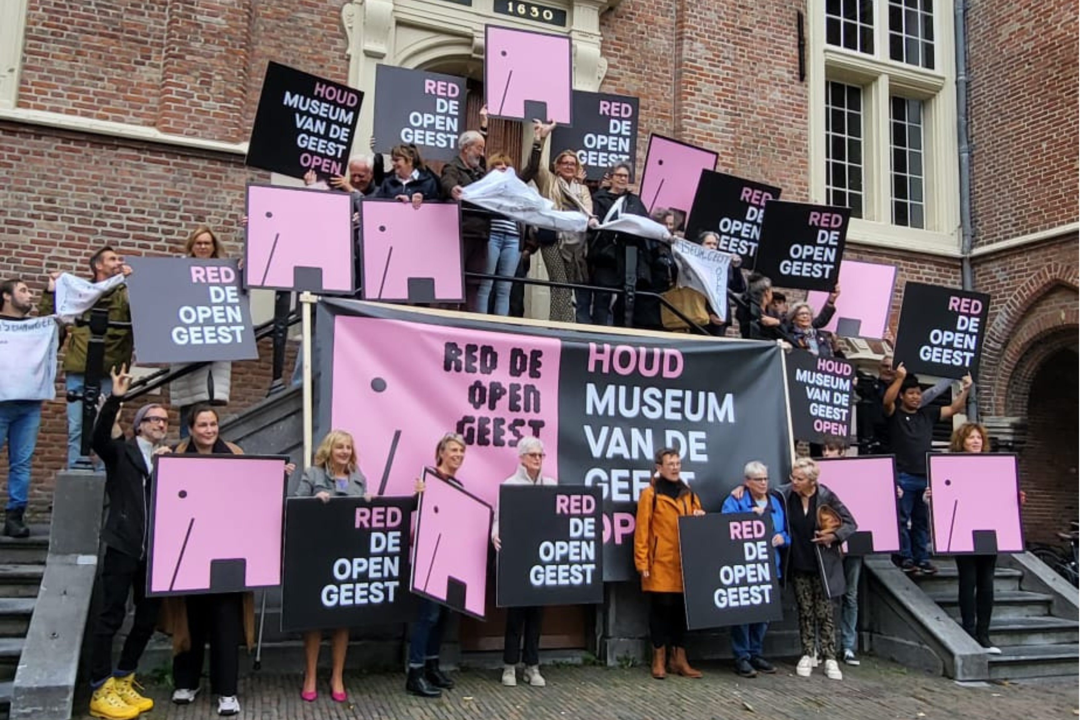 Demonstratie Museum van de Geest op de Grote Markt in Haarlem