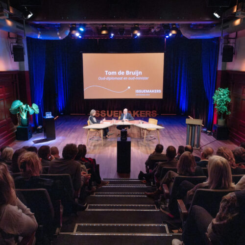 Tom de Bruijn geïnterviewd door Issuemakers-adviseur Lisa van Dorp. Nederland Amsterdam 23 januari 2025. Issuecongres 2025 in De Balie. Foto: Jan Boeve