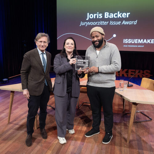 Greenpeace en de inwoners van Bonaire winnend de Issue Award 2025. Joris Backer, Marieke Vellekoop, Kjelld Masoud Kroon. Nederland Amsterdam 23 januari 2025. Issuecongres 2025 in De Balie. Foto: Jan Boeve
